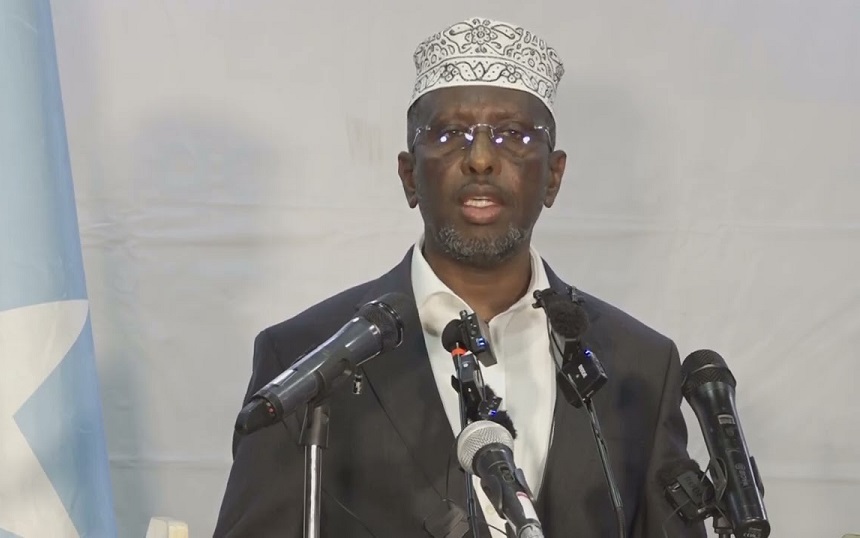 Shariif oo la hadlay Saxaafadda.jpg